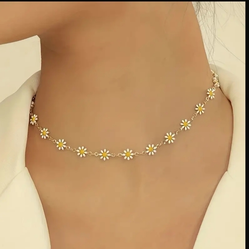 White Daisy Drops Necklace